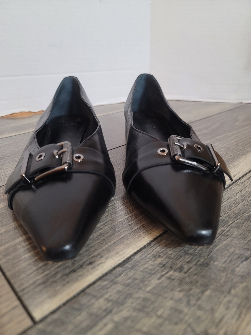 Vince Camuto Magdele Black Pointed Toe Silver Buckle Flats Leather Brazil Sz 9.5